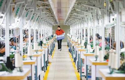 興辦實業(yè)，助力村民家門口就業(yè)